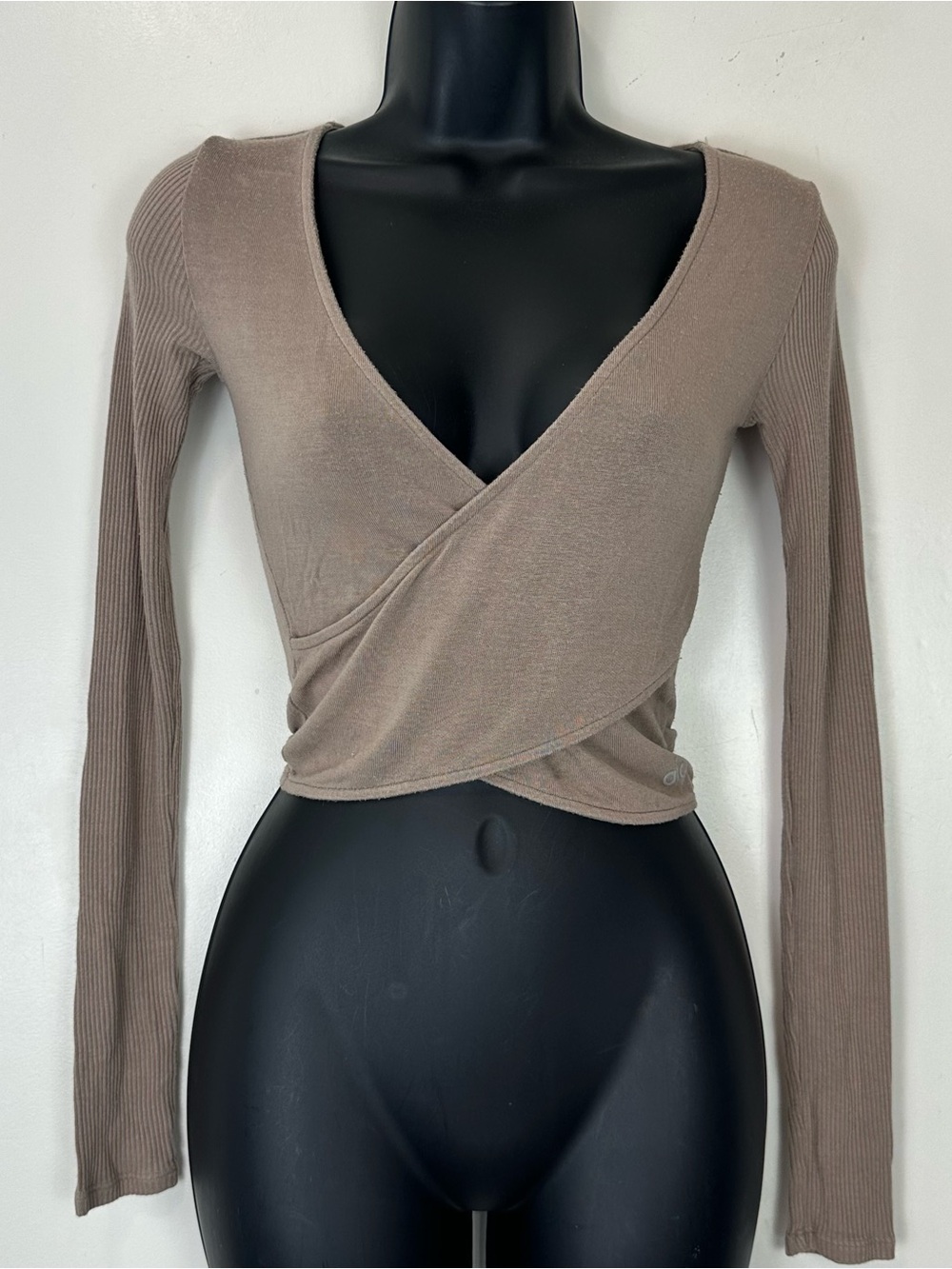 Alo Yoga Amelia Luxe Long Sleeve Crop Crossover Top Gravel Beige XS Ribbed Balle